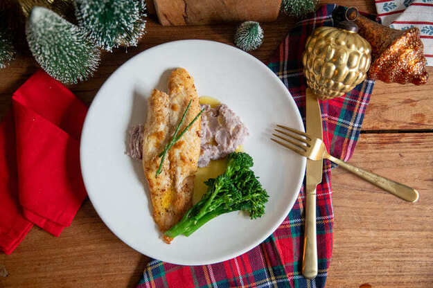 Aziatische pangafilet met ube-puree en bimi