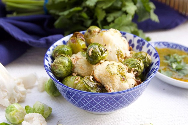 spruitjes met bloemkool en Aziatische dressing