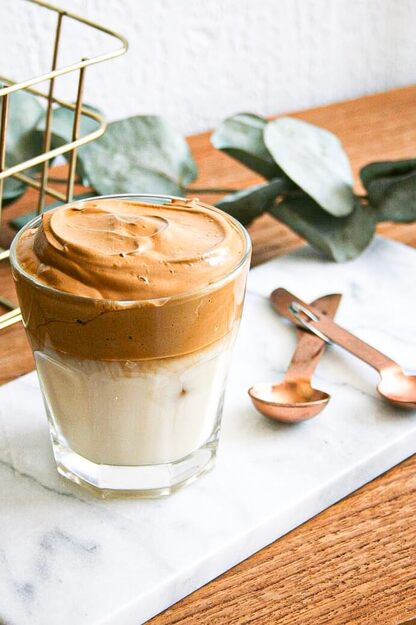 Dalgona koffie met kokosmelk